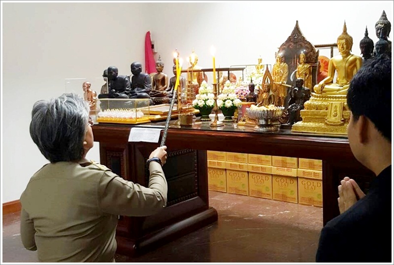 ﻿กรมบังคับคดีอัญเชิญพระพุทธรูปประดิษฐานประจำห้องพระกรมบังคับคดี